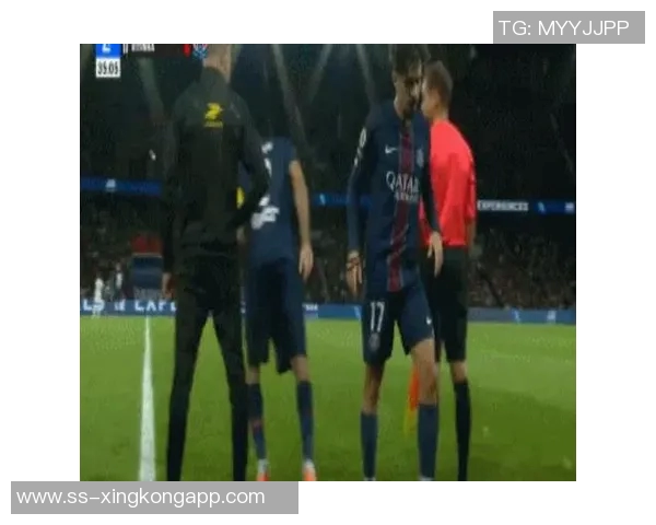 维蒂尼亚因疲劳状态下滑传球失误引发巴黎队友不满